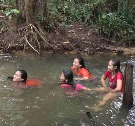 Tetamu Tak Diundang Muncul Saat Gadis Gadis Ini Asyik Mandi Sungai
