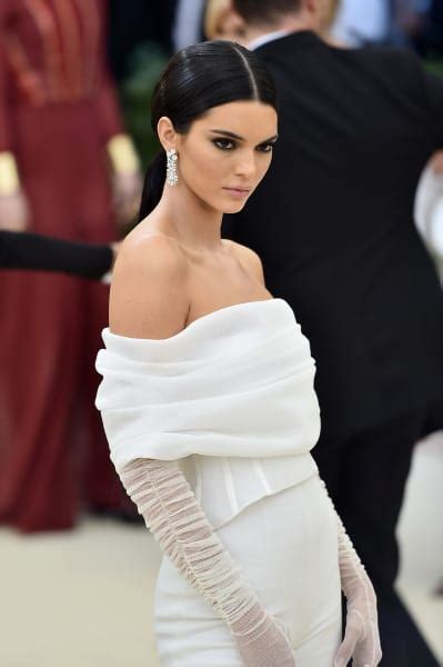 kendall jenner sticks it to body shamers with new topless selfie thehollywoodgossip