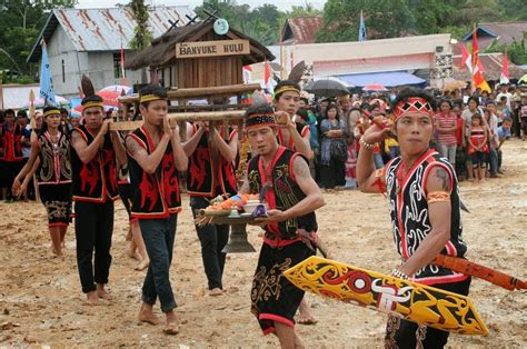 ciri khas suku dayak klemantan suku pedalaman indonesia