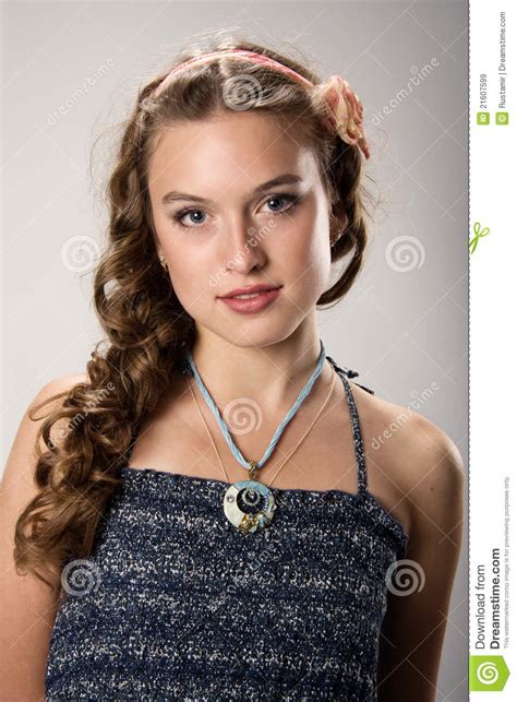 Retrato De Una Chica Joven Bonita Con El Pelo Largo Imagen De Archivo