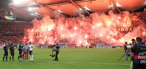 video hundreds  soccer fans light flares simultaneously  protest