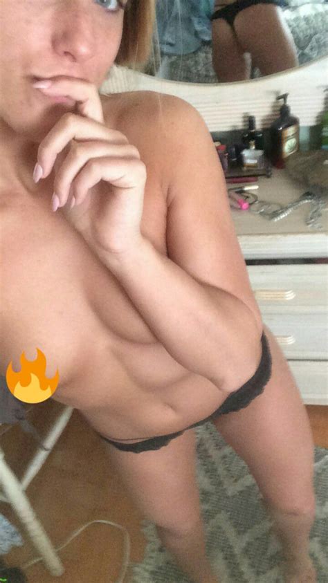 chicks posing nude on snap shesfreaky