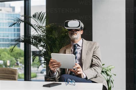 Geschäftsmann Der Einen Virtual Reality Simulator Trägt Und Mit Einem
