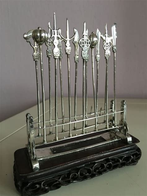 zilveren miniatuur wapenrek met traditionele wapens op gestoken houten basement china eerste