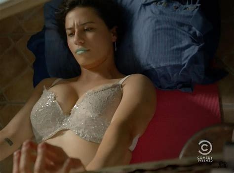 naked ilana glazer in broad city