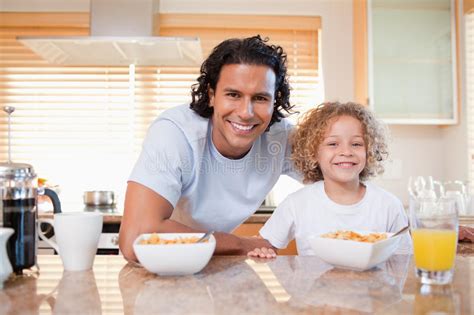Padre E Hija Que Comen Cereales En La Cocina Junto Imagen