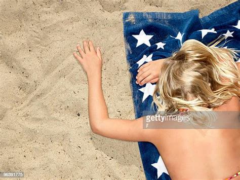 Girls Sunbathing On The Beach Stockfotos En Beelden Getty Images