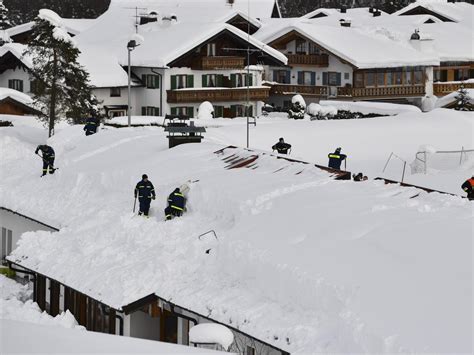 avalanche kills german skiers in the austrian alps au