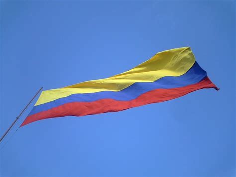 Bandera Colombiana La Bandera De Colombia Ondea En El