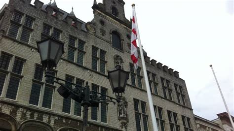 de vlag  uit brabantse vlag bij stadhuis bergen op zoom hangt niet meer op zijn kop omroep
