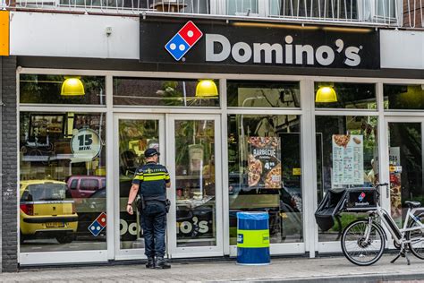 overval op dominos pizza  tilburg werd gepleegd door minderjarigen  en  foto bdnl
