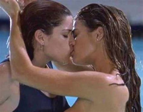 15 Omfg Girl On Girl Kissing Moments Page 2 The