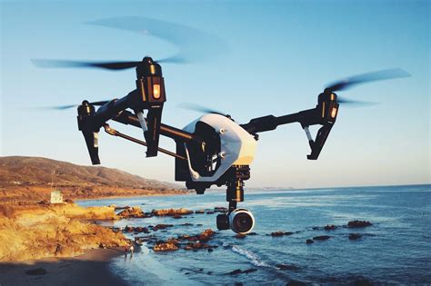 le eliche  il drone dji inspire che vola ad alta quota quadricottero news