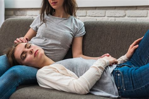 Lesbische Junge Paare Die Auf Grauem Sofa Sich Entspannen Kostenlose