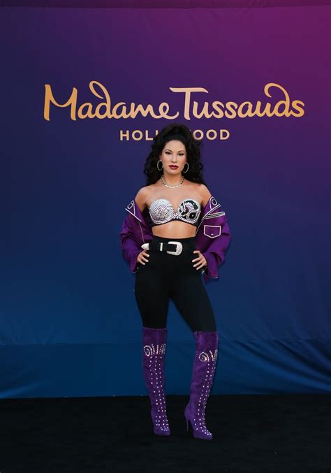 Selena Wax Figure At Times Square Popsugar Latina