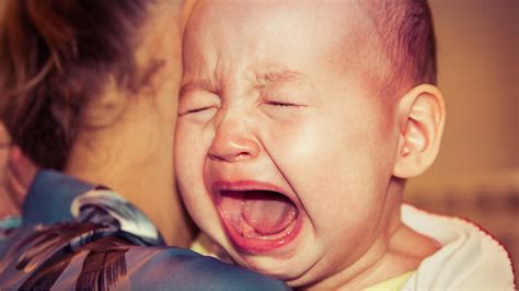 hartherzig weinende kinder werden von ihren mamas getrennt