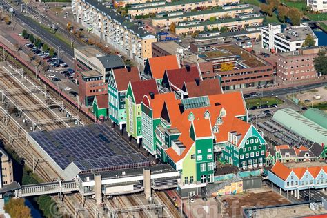 hollandluchtfoto zaandam luchtfoto van het station en de typische bebouwing  het zaans groen