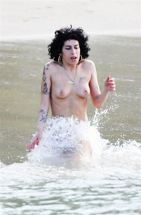 the best topless moments and nipslips of amy winehouse 10 pics