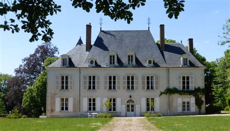 stately loire valley french chateau  rent   country holiday  france