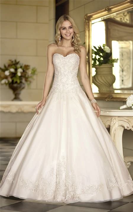 Elegant Ball Gown Strapless Ivory Satin Lace Corset