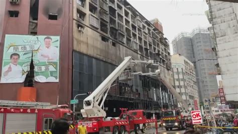 taiwan emergency crews  scene  fire kills   kaohsiung