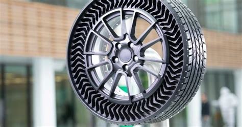 car     flat tyre   airless wheels