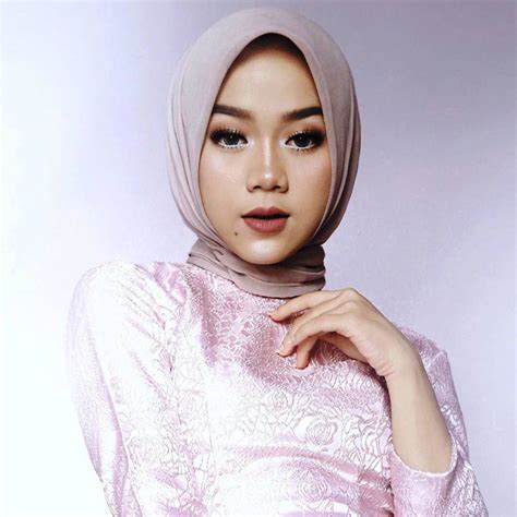 Model Hijab Wisuda Memakai Mahkota Style Hijab Terbaru