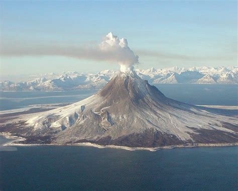 augustine alaska etats unis l alaska concentre une multitude de volcans actifs qui forment
