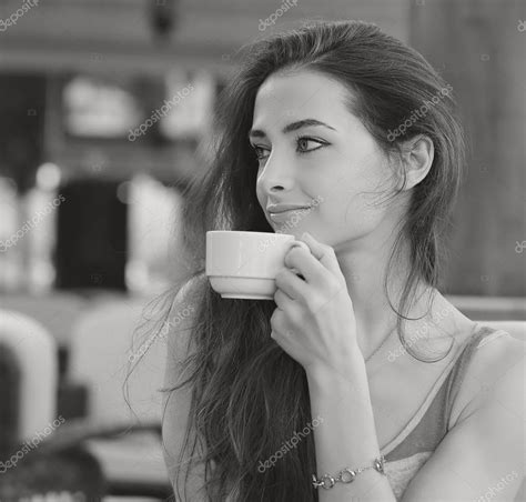 chica sonriendo blanco y negro hermosa mujer sonriente bebiendo café de la taza retrato en