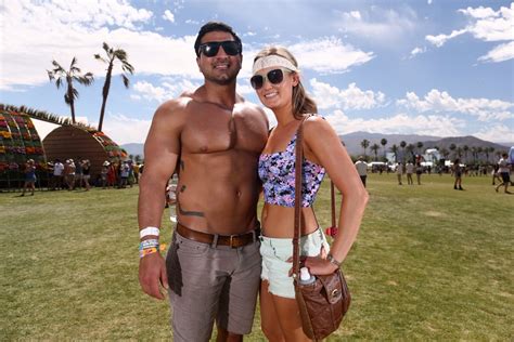 A Pair Posed At Coachella In 2014 Cute Couples At Summer