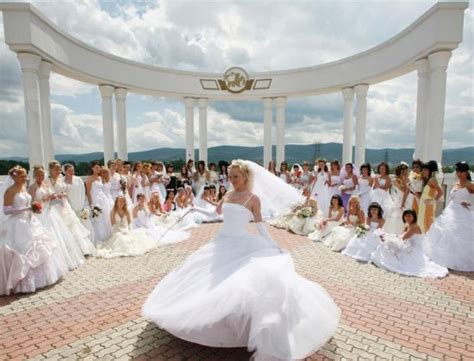 black rose 俄罗斯街头 新娘游行 已婚女子重温结婚瞬间