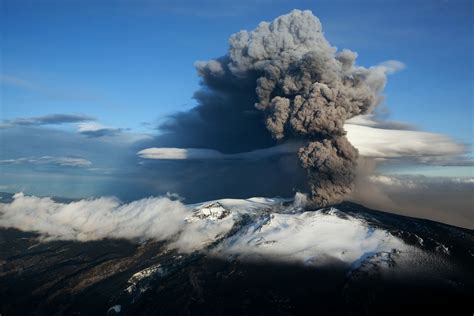 huge volcano  iceland    ready  erupt vox