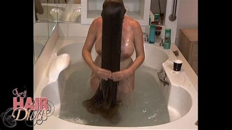 Nude Busty Blonde Longhair Milf Leona Forward Shampoo