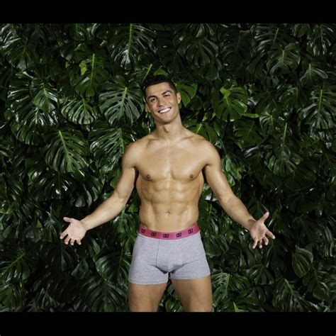 Cristiano Ronaldo Lança Sua Linha De Cuecas E Exibe Tanquinho Em Ensaio