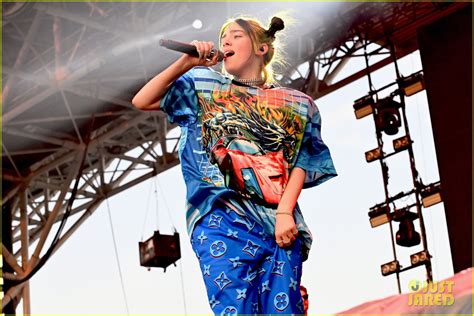 billie eilish powers  performance  injuring  leg  milano rocks  photo