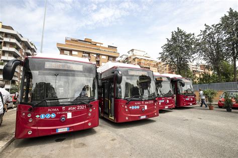 roma  arrivo  nuovi autobus nelle strade della capitale raggi