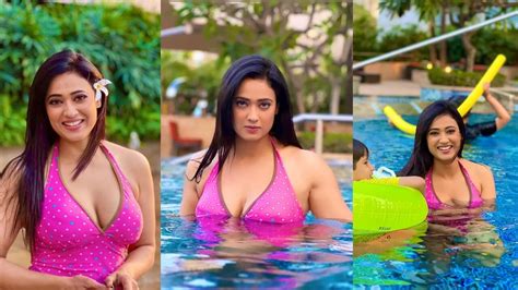 Gorgeous Shweta Tiwari Tempts In Deep Neck Hot Pick Swimwear