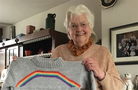 Nederlandse Oma Gaat Viral Met Regenboogtrui