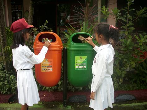 green  menjaga kebersihan lingkungan sekolah