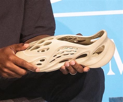 kanye west revele presente la yeezy foam runner