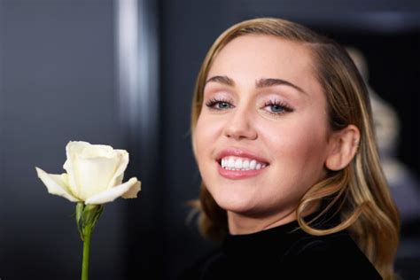 miley cyrus laat pussy tatoo zetten metro