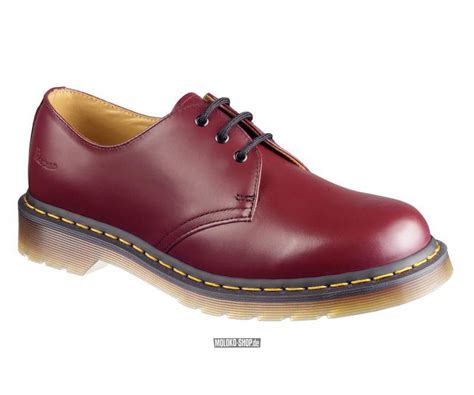 dr martens  eye cherry red boots rote  martens  loch schuhe