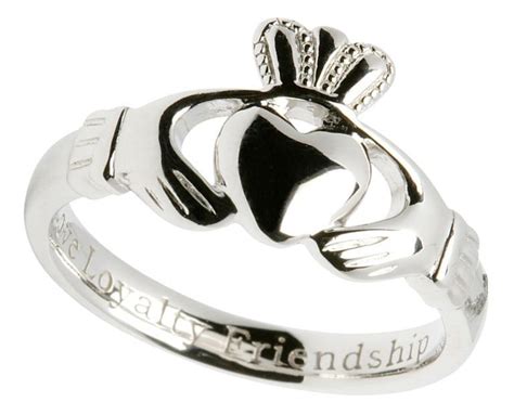 claddagh ring   wear  irish symbol  love   rings