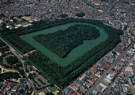 The Tomb Of Emperor Nintoku Daisen Kofun Gaijinpot Travel