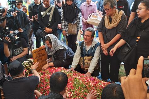 Di Pemakaman Dewi Irawan Menangis Sampaikan Keinginan Terakhir Ibunya