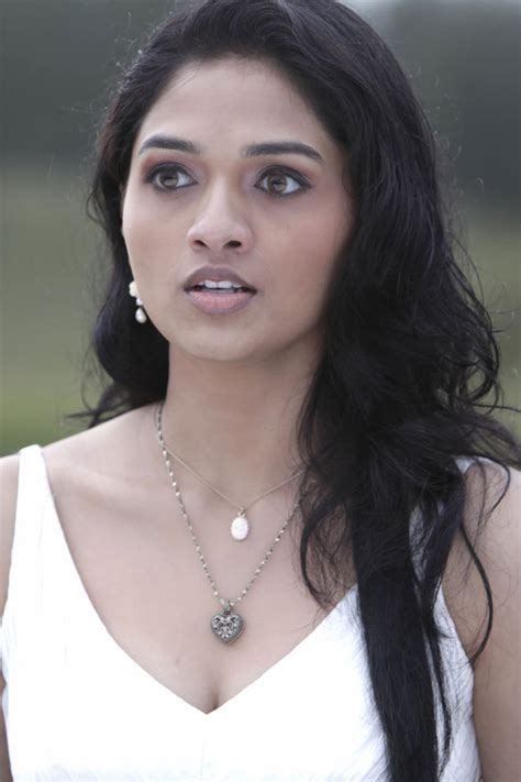 Actress Sunaina Sizzling Hot Huge Cleavage Photos