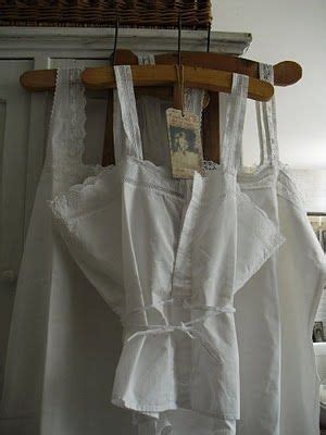 bij geartsje oud linnengoed vintage hooks linens  lace white dress country life