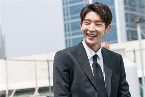 “lawless Lawyer” Cast Can’t Stop Laughing In Adorable New Behind The