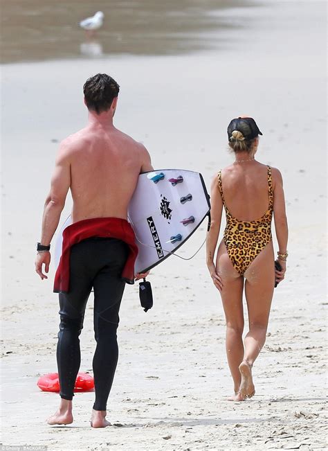 chris hemsworth and wife elsa pataky flaunt pda on the beach in australia poppursuits