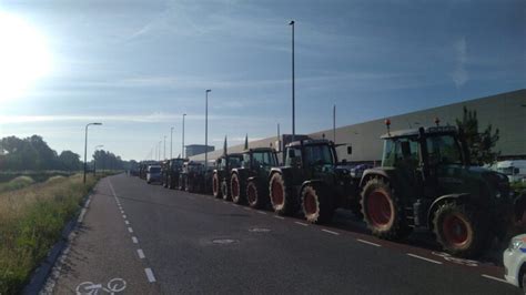 nieuws uit berkelland berkellandse boeren houden protest bij distributiecentrum aldi